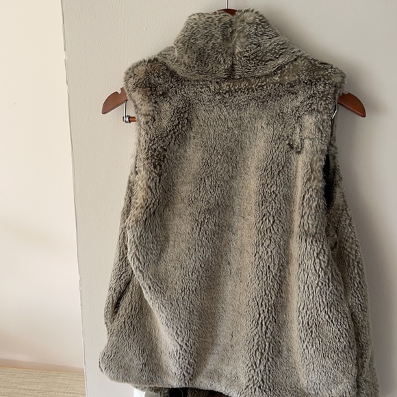 faux fur vest - Picture 3 of 5